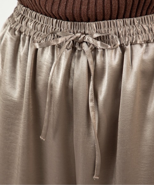 MILLION CARATS（ミリオンカラッツ）の「【艶めきサテンで細見えリラックス】落ち感のあるストレートシルエットが体型カバーを叶えつつ、大人カジュアルな抜け感を演出。サイドラインがさりげなくスポーティーで、休日もお出かけも気分を上げてくれる万能パンツ。（その他パンツ・レディース・ブラック/グレー/ブラウン・FREE）」の19枚目の写真