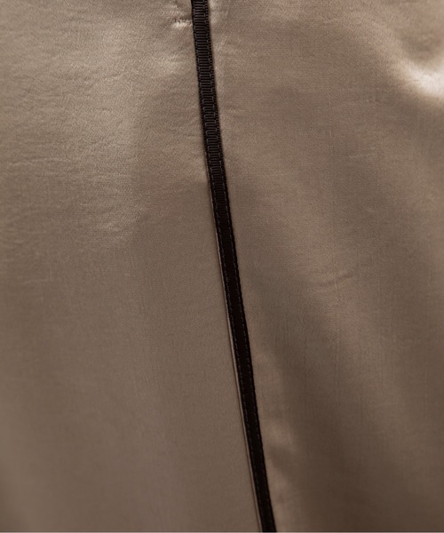 MILLION CARATS（ミリオンカラッツ）の「【艶めきサテンで細見えリラックス】落ち感のあるストレートシルエットが体型カバーを叶えつつ、大人カジュアルな抜け感を演出。サイドラインがさりげなくスポーティーで、休日もお出かけも気分を上げてくれる万能パンツ。（その他パンツ・レディース・ブラック/グレー/ブラウン・FREE）」の21枚目の写真