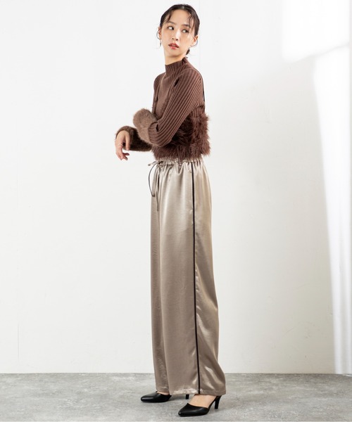 MILLION CARATS（ミリオンカラッツ）の「【艶めきサテンで細見えリラックス】落ち感のあるストレートシルエットが体型カバーを叶えつつ、大人カジュアルな抜け感を演出。サイドラインがさりげなくスポーティーで、休日もお出かけも気分を上げてくれる万能パンツ。（その他パンツ・レディース・ブラック/グレー/ブラウン・FREE）」の13枚目の写真