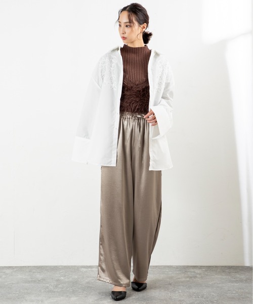 MILLION CARATS（ミリオンカラッツ）の「【艶めきサテンで細見えリラックス】落ち感のあるストレートシルエットが体型カバーを叶えつつ、大人カジュアルな抜け感を演出。サイドラインがさりげなくスポーティーで、休日もお出かけも気分を上げてくれる万能パンツ。（その他パンツ・レディース・ブラック/グレー/ブラウン・FREE）」の14枚目の写真