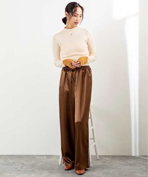 MILLION CARATS（ミリオンカラッツ）の「【艶めきサテンで細見えリラックス】落ち感のあるストレートシルエットが体型カバーを叶えつつ、大人カジュアルな抜け感を演出。サイドラインがさりげなくスポーティーで、休日もお出かけも気分を上げてくれる万能パンツ。（その他パンツ・レディース・ブラック/グレー/ブラウン・FREE）」の15枚目の写真