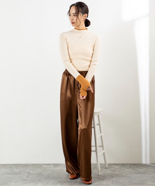 MILLION CARATS（ミリオンカラッツ）の「【艶めきサテンで細見えリラックス】落ち感のあるストレートシルエットが体型カバーを叶えつつ、大人カジュアルな抜け感を演出。サイドラインがさりげなくスポーティーで、休日もお出かけも気分を上げてくれる万能パンツ。（その他パンツ・レディース・ブラック/グレー/ブラウン・FREE）」の16枚目の写真