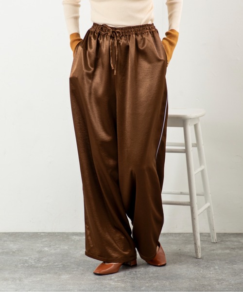 MILLION CARATS（ミリオンカラッツ）の「【艶めきサテンで細見えリラックス】落ち感のあるストレートシルエットが体型カバーを叶えつつ、大人カジュアルな抜け感を演出。サイドラインがさりげなくスポーティーで、休日もお出かけも気分を上げてくれる万能パンツ。（その他パンツ・レディース・ブラック/グレー/ブラウン・FREE）」の6枚目の写真