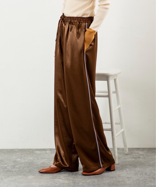 MILLION CARATS（ミリオンカラッツ）の「【艶めきサテンで細見えリラックス】落ち感のあるストレートシルエットが体型カバーを叶えつつ、大人カジュアルな抜け感を演出。サイドラインがさりげなくスポーティーで、休日もお出かけも気分を上げてくれる万能パンツ。（その他パンツ・レディース・ブラック/グレー/ブラウン・FREE）」の7枚目の写真