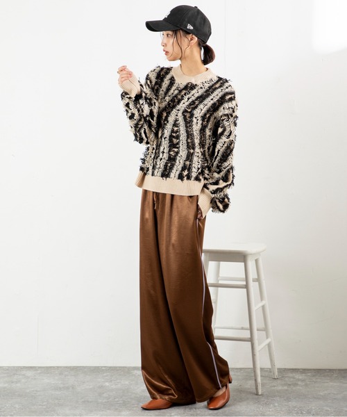 MILLION CARATS（ミリオンカラッツ）の「【艶めきサテンで細見えリラックス】落ち感のあるストレートシルエットが体型カバーを叶えつつ、大人カジュアルな抜け感を演出。サイドラインがさりげなくスポーティーで、休日もお出かけも気分を上げてくれる万能パンツ。（その他パンツ・レディース・ブラック/グレー/ブラウン・FREE）」の10枚目の写真