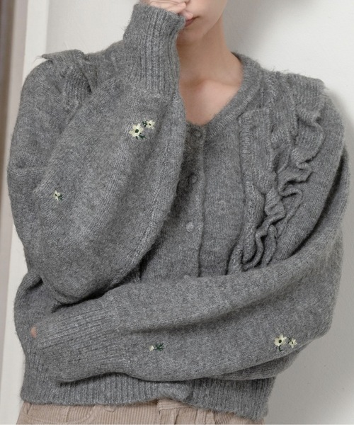 lawgy（ラウジー）の「floral pattern embroidery knit / フローラルパターンエンブロイダリーニット（ニット/セーター・レディース・ホワイト/ブラウン/グレー・FREE）」の2枚目の写真