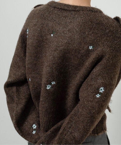 lawgy（ラウジー）の「floral pattern embroidery knit / フローラルパターンエンブロイダリーニット（ニット/セーター・レディース・ホワイト/ブラウン/グレー・FREE）」の6枚目の写真