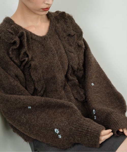 lawgy（ラウジー）の「floral pattern embroidery knit / フローラルパターンエンブロイダリーニット（ニット/セーター・レディース・ホワイト/ブラウン/グレー・FREE）」の4枚目の写真