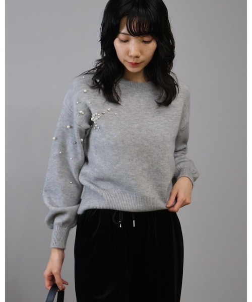 Doumoi（ドゥモエ）の「パール＆ビジュー付き　ニット プルオーバー（ニット/セーター・レディース・ホワイト/ブラック/グレー/ブルー/グリーン・FREE）」の3枚目の写真