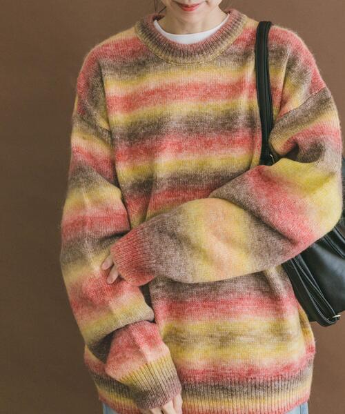 ITEMS URBANRESEARCH（アイテムズ アーバンリサーチ）の「グラデーションクルーネックルーズニット（ニット/セーター・メンズ・ブルー/レッド/イエロー・LARGE/MEDIUM）」の3枚目の写真