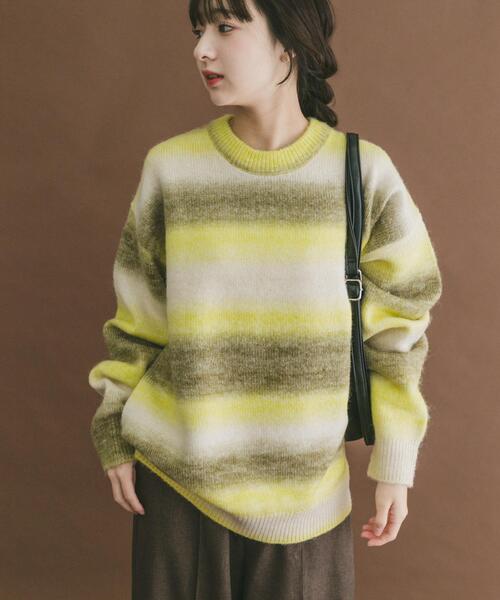 ITEMS URBANRESEARCH（アイテムズ アーバンリサーチ）の「グラデーションクルーネックルーズニット（ニット/セーター・メンズ・ブルー/レッド/イエロー・LARGE/MEDIUM）」の2枚目の写真