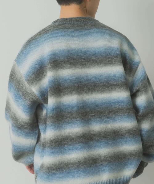 ITEMS URBANRESEARCH(アイテムズ アーバンリサーチ)の「グラデーションクルーネックルーズニット(ニット/セーター・メンズ・ブルー/レッド/イエロー・LARGE/MEDIUM)」の16枚目の写真
