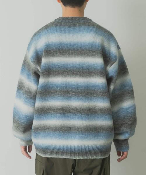 ITEMS URBANRESEARCH(アイテムズ アーバンリサーチ)の「グラデーションクルーネックルーズニット(ニット/セーター・メンズ・ブルー/レッド/イエロー・LARGE/MEDIUM)」の9枚目の写真