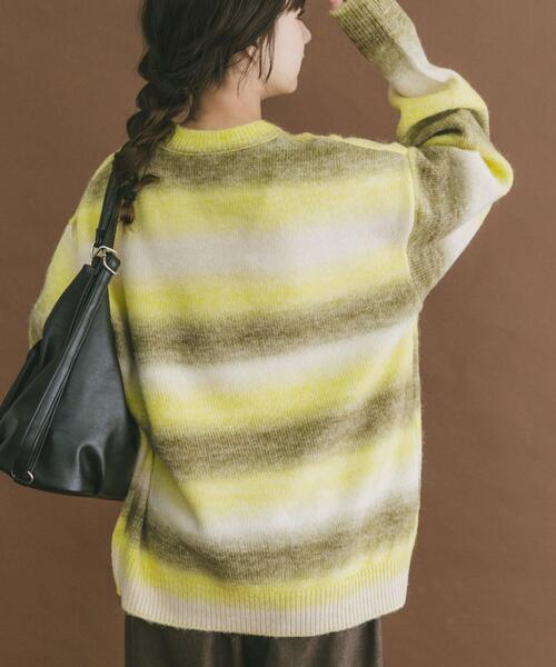 ITEMS URBANRESEARCH（アイテムズ アーバンリサーチ）の「グラデーションクルーネックルーズニット（ニット/セーター・メンズ・ブルー/レッド/イエロー・LARGE/MEDIUM）」の7枚目の写真