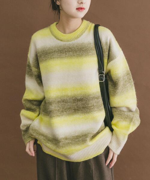 ITEMS URBANRESEARCH（アイテムズ アーバンリサーチ）の「グラデーションクルーネックルーズニット（ニット/セーター・メンズ・ブルー/レッド/イエロー・LARGE/MEDIUM）」の8枚目の写真