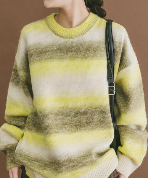 ITEMS URBANRESEARCH（アイテムズ アーバンリサーチ）の「グラデーションクルーネックルーズニット（ニット/セーター・メンズ・ブルー/レッド/イエロー・LARGE/MEDIUM）」の9枚目の写真