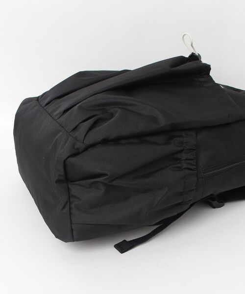 NEW BALANCE(ニューバランス)の「20L ドローコード ポリエステル デイパック(バックパック/リュック・レディース・グレー/ブラック・FREE)」の19枚目の写真