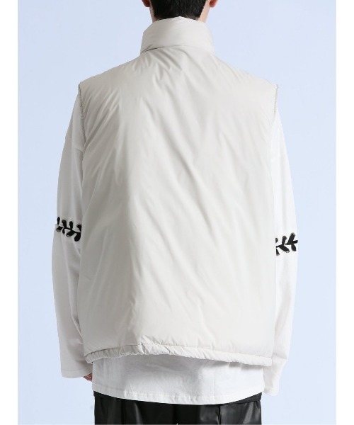 semantic design（セマンティックデザイン）の「【ユーティリティポケット ややゆったり】セマンティックデザイン スタンドカラ― 中綿ベスト（ベスト・メンズ・ライトグレー・LARGE）」の7枚目の写真