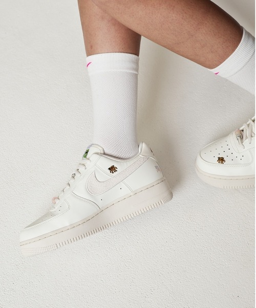 NIKE(ナイキ)の「ナイキ エア フォース 1 '07 ウィメンズシューズ / Nike Air Force 1 '07 Women's Shoes IQ1143-100 Sail(スニーカー・レディース・クリーム・23/22.5/22/26/25.5/25/24.5/24/23.5)」の2枚目の写真