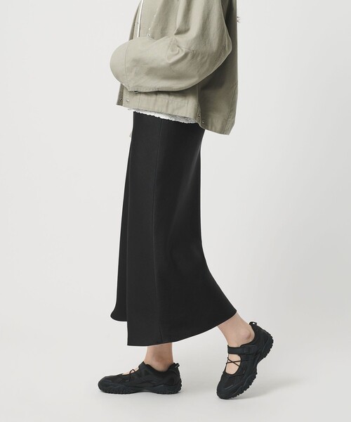 BEAUTY&YOUTH UNITED ARROWS(ビューティーアンドユースユナイテッドアローズ)の「ポリエステルサテン マーメイドフレアスカート(スカート・レディース・ベージュ/ブラック/オフホワイト・XS/S/M/L)」の2枚目の写真