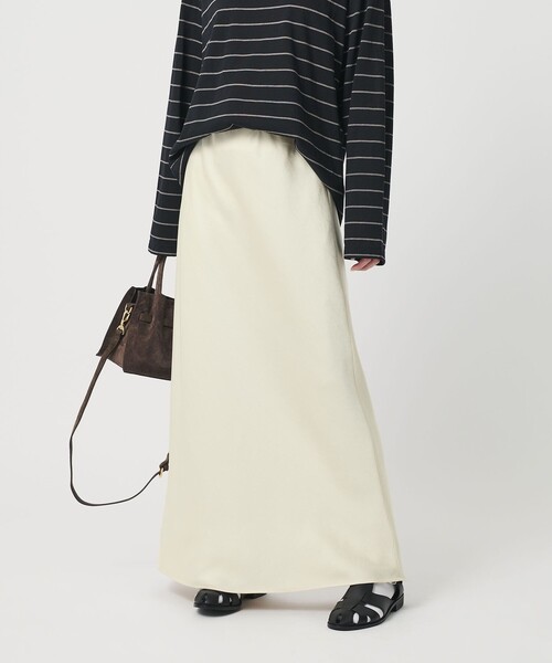 BEAUTY&YOUTH UNITED ARROWS(ビューティーアンドユースユナイテッドアローズ)の「ポリエステルサテン マーメイドフレアスカート(スカート・レディース・ベージュ/ブラック/オフホワイト・XS/S/M/L)」の4枚目の写真