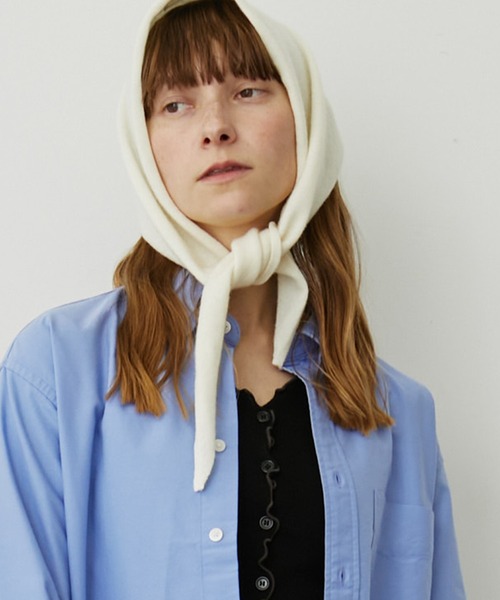 uyu.(ウユ)の「トライアングルストール/サンカクストール(ストール/ショール・レディース・グレー/ワイン/ブラック/アイボリー・FREE)」の2枚目の写真