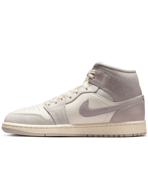 JORDAN BRAND(ジョーダンブランド)の「JORDAN BRAND Wmns Air Jordan 1 Mid Se(ジョーダンブランド ウィメンズ エア ジョーダン 1 MID SE)(スニーカー・レディース・ベージュ系・25.5cm/26cm/26.5cm/27cm/27.5cm/28cm/28.5cm/29cm/25cm/24.5cm/24cm/23.5cm/23cm)」の7枚目の写真