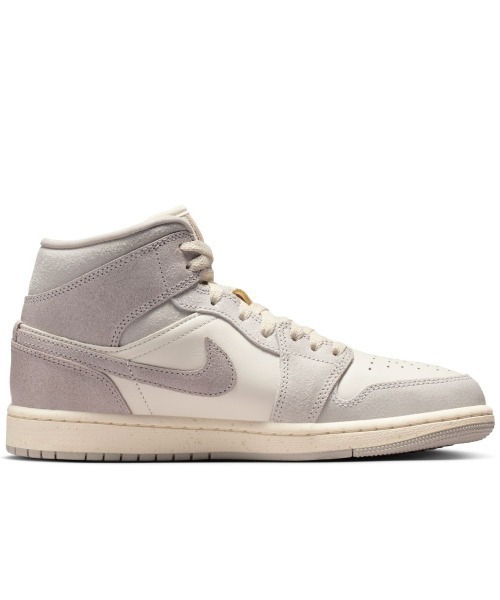 JORDAN BRAND(ジョーダンブランド)の「JORDAN BRAND Wmns Air Jordan 1 Mid Se(ジョーダンブランド ウィメンズ エア ジョーダン 1 MID SE)(スニーカー・レディース・ベージュ系・25.5cm/26cm/26.5cm/27cm/27.5cm/28cm/28.5cm/29cm/25cm/24.5cm/24cm/23.5cm/23cm)」の8枚目の写真