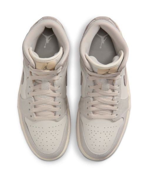 JORDAN BRAND(ジョーダンブランド)の「JORDAN BRAND Wmns Air Jordan 1 Mid Se(ジョーダンブランド ウィメンズ エア ジョーダン 1 MID SE)(スニーカー・レディース・ベージュ系・25.5cm/26cm/26.5cm/27cm/27.5cm/28cm/28.5cm/29cm/25cm/24.5cm/24cm/23.5cm/23cm)」の2枚目の写真