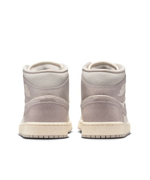 JORDAN BRAND(ジョーダンブランド)の「JORDAN BRAND Wmns Air Jordan 1 Mid Se(ジョーダンブランド ウィメンズ エア ジョーダン 1 MID SE)(スニーカー・レディース・ベージュ系・25.5cm/26cm/26.5cm/27cm/27.5cm/28cm/28.5cm/29cm/25cm/24.5cm/24cm/23.5cm/23cm)」の3枚目の写真