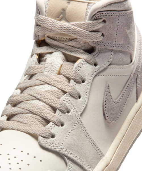 JORDAN BRAND(ジョーダンブランド)の「JORDAN BRAND Wmns Air Jordan 1 Mid Se(ジョーダンブランド ウィメンズ エア ジョーダン 1 MID SE)(スニーカー・レディース・ベージュ系・25.5cm/26cm/26.5cm/27cm/27.5cm/28cm/28.5cm/29cm/25cm/24.5cm/24cm/23.5cm/23cm)」の4枚目の写真