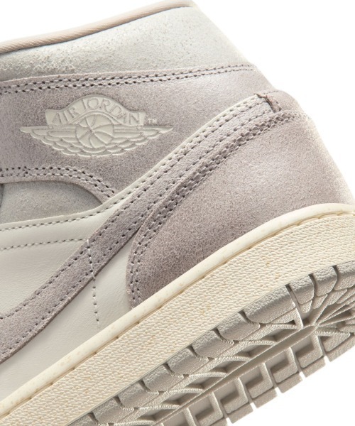 JORDAN BRAND(ジョーダンブランド)の「JORDAN BRAND Wmns Air Jordan 1 Mid Se(ジョーダンブランド ウィメンズ エア ジョーダン 1 MID SE)(スニーカー・レディース・ベージュ系・25.5cm/26cm/26.5cm/27cm/27.5cm/28cm/28.5cm/29cm/25cm/24.5cm/24cm/23.5cm/23cm)」の5枚目の写真