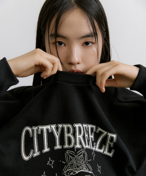 CITYBREEZE(シティブリーズ)の「エッセンシャルスタリットシティグラフィックスウェットシャツ_BLACK(スウェット・レディース・ブラック・FREE)」の3枚目の写真