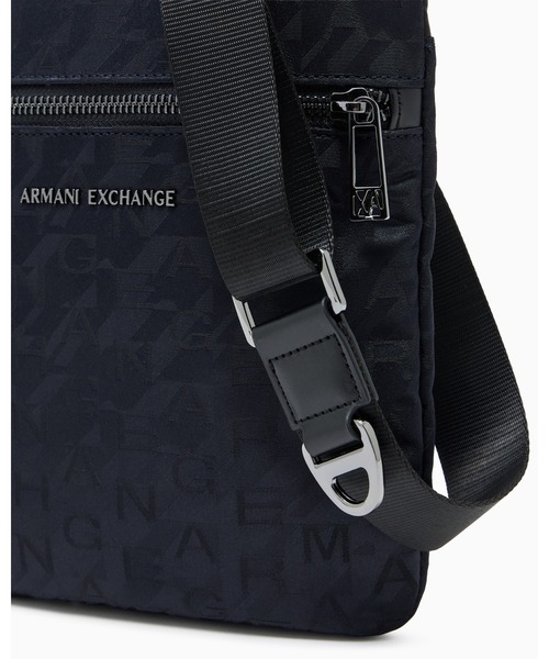 ARMANI EXCHANGE(アルマーニエクスチェンジ)の「【A|X アルマーニ エクスチェンジ】オールオーバージャカードロゴ フラットショルダーバッグ(ショルダーバッグ・メンズ・ダークネイビー・FREE)」の2枚目の写真
