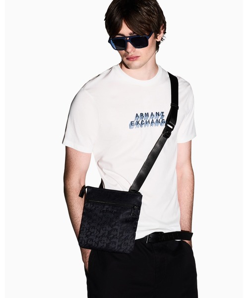 ARMANI EXCHANGE(アルマーニエクスチェンジ)の「【A|X アルマーニ エクスチェンジ】オールオーバージャカードロゴ フラットショルダーバッグ(ショルダーバッグ・メンズ・ダークネイビー・FREE)」の7枚目の写真
