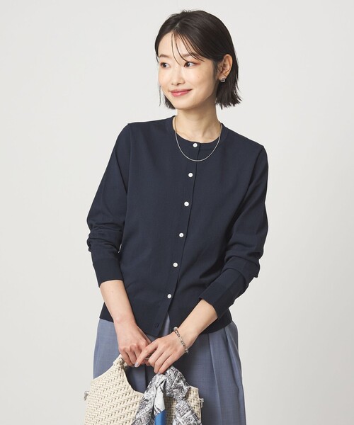 green label relaxing(グリーンレーベルリラクシング)の「HIYOKE クルーネック ニット カーディガン マシンウォッシャブル 接触冷感 UVカット 遮熱(カーディガン/ボレロ・レディース・ホワイト/ライトグレー/ダークブラウン/レッド/ネイビー・FREE)」の4枚目の写真