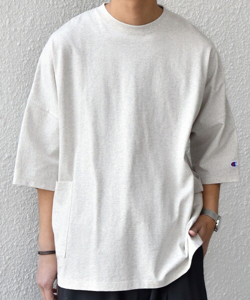 Champion(チャンピオン)の「【SHIPS any別注】Champion: ロゴ刺繍 ドルマン キャンプポケット Tシャツ◇(Tシャツ/カットソー・メンズ・ナチュラル/ネイビー/ホワイト/ライトブルー/ブラック・X-LARGE/LARGE/MEDIUM/SMALL)」の4枚目の写真