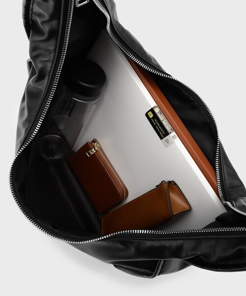 tk.TAKEO KIKUCHI(ティーケータケオキクチ)の「カーブワンショルダーバッグ(ショルダーバッグ・メンズ・ブラック・00)」の7枚目の写真