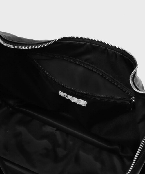 tk.TAKEO KIKUCHI(ティーケータケオキクチ)の「カーブワンショルダーバッグ(ショルダーバッグ・メンズ・ブラック・00)」の9枚目の写真