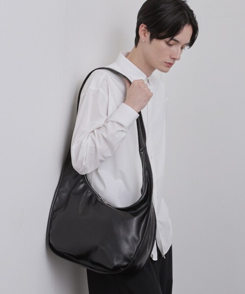 tk.TAKEO KIKUCHI(ティーケータケオキクチ)の「カーブワンショルダーバッグ(ショルダーバッグ・メンズ・ブラック・00)」の12枚目の写真