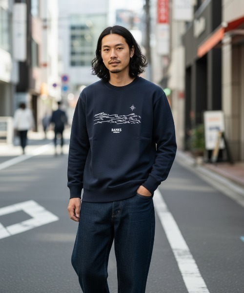 BANKS（バンクス）の「CREW / BANKS JOURNAL(バンクスジャーナル)スタンダードシルエットプリント長袖クルーネックスウェットトレーナ（スウェット・メンズ・ネイビー/グレー系その他・X-LARGE/MEDIUM/LARGE）」の2枚目の写真