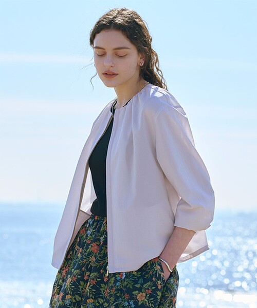 J.PRESS(ジェイプレス)の「【人気素材・季節の変わり目に】BREEZE COOL トロ ノーカラー ブルゾン(ブルゾン・レディース・ベージュ系/ブラウン系/ネイビー系/ライトグレー系・T15/T13)」の2枚目の写真