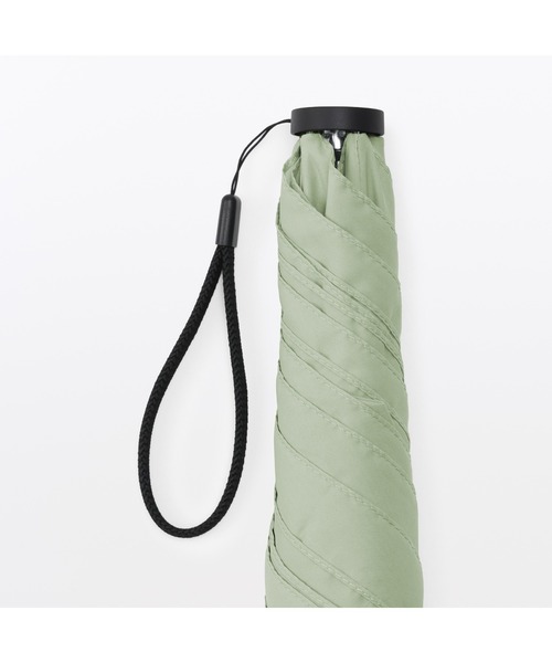 無印良品（ムジルシリョウヒン）の「晴雨兼用　軽量　折りたたみ傘（折りたたみ傘・レディース・ライトグリーン/ライトオレンジ系・50cm）」の3枚目の写真