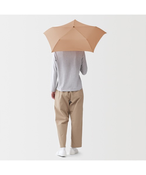 無印良品（ムジルシリョウヒン）の「晴雨兼用　軽量　折りたたみ傘（折りたたみ傘・レディース・ライトグリーン/ライトオレンジ系・50cm）」の19枚目の写真