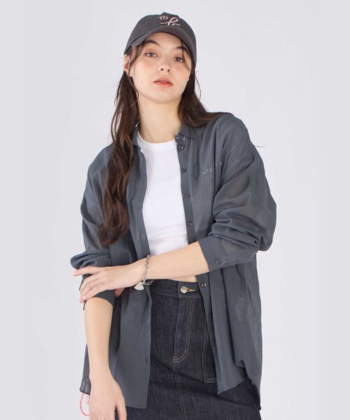 To b. by agnes b.(トゥービーバイアニエスベー)の「コットン ロングスリーブ ボーイズシャツ(シャツ/ブラウス・レディース・チャコールグレー・40/38/36)」の3枚目の写真