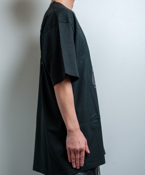 BACKSTAGE PASS(バックステージパス)の「【黒野京×BACKSTAGE PASS コラボ】BARBED ピグメント加工 オーバーサイズ Tシャツ(Tシャツ/カットソー・メンズ・ブラック/ダークグレー/ライトグレー・FREE)」の6枚目の写真