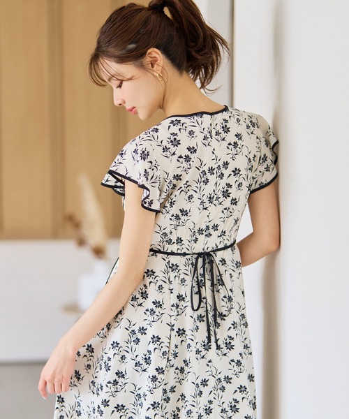 MISCH MASCH（ミッシュマッシュ）の「2026春夏新作 パイピングモノトーン花柄ワンピース（ワンピース・レディース・ホワイト/ブラック・S/M）」の3枚目の写真