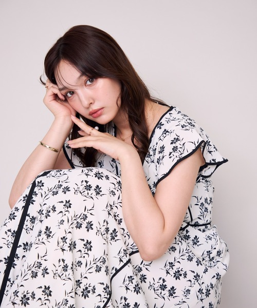 MISCH MASCH(ミッシュマッシュ)の「2026春夏新作 パイピングモノトーン花柄ワンピース(ワンピース・レディース・ホワイト/ブラック・S/M)」の13枚目の写真
