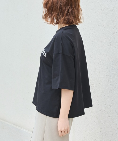LAVEANGE（ラビアンジェ）の「【好機能シリーズ】接触冷感・吸水速乾・UVカット｜フロッキーロゴTシャツ｜夏も快適/大人カジュアル/オーバーサイズ/体型カバー（Tシャツ/カットソー・レディース・ブラック/グリーン/オフホワイト・5L/4L/3L/LL/M）」の5枚目の写真