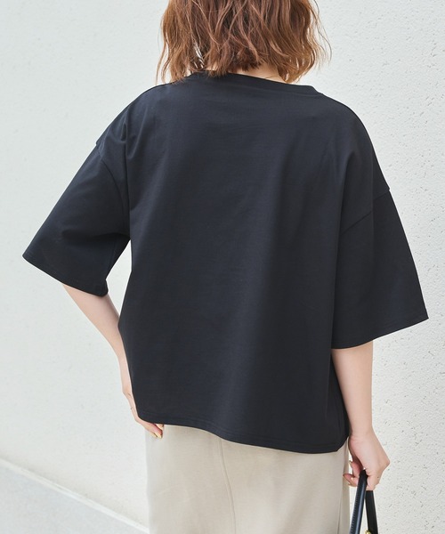 LAVEANGE（ラビアンジェ）の「【好機能シリーズ】接触冷感・吸水速乾・UVカット｜フロッキーロゴTシャツ｜夏も快適/大人カジュアル/オーバーサイズ/体型カバー（Tシャツ/カットソー・レディース・ブラック/グリーン/オフホワイト・5L/4L/3L/LL/M）」の6枚目の写真
